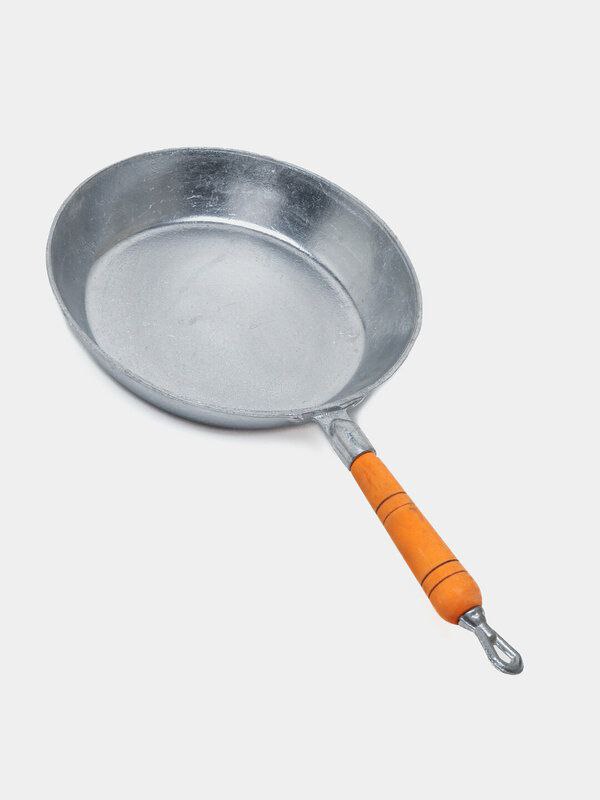 Большая сковородка с деревянной ручкой